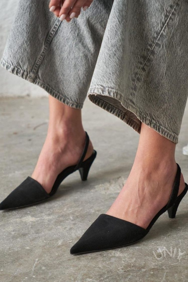Zwarte suède d'Orsay slingback kitten heels met puntige neus [Pre Order]