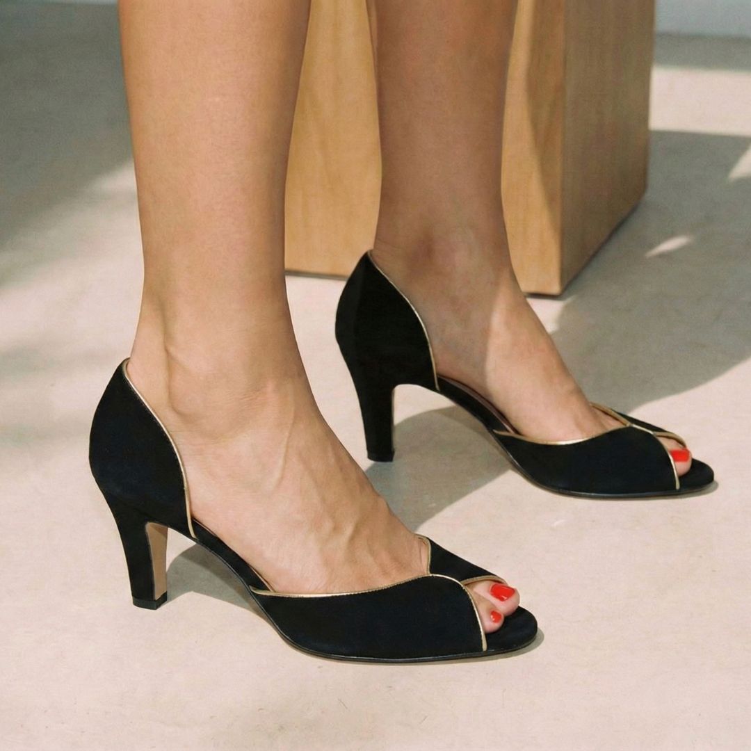 Salto Médio Elegante com Bico Aberto, Camurça Preta e Detalhe Dourado [Pré-venda]