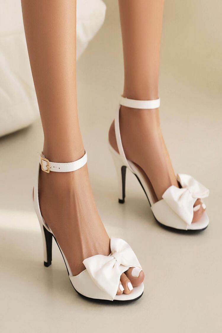 Tacchi a spillo con tacco medio e cinturino alla caviglia con chiusura a fiocco 