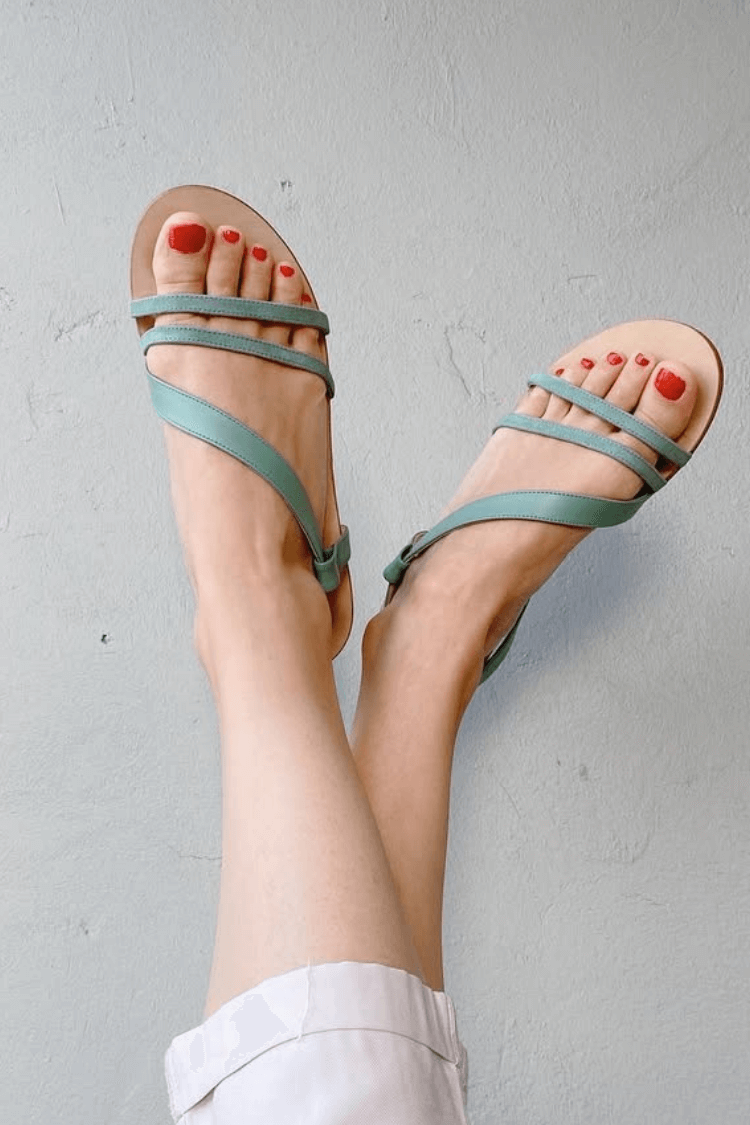 Sandali bassi minimal in similpelle con doppio cinturino [Pre-ordine]