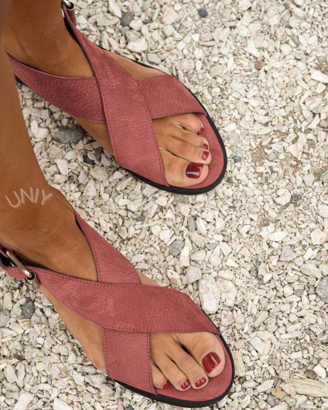 Sandales plates à brides croisées en daim rose avec bride de cheville [Précommande]