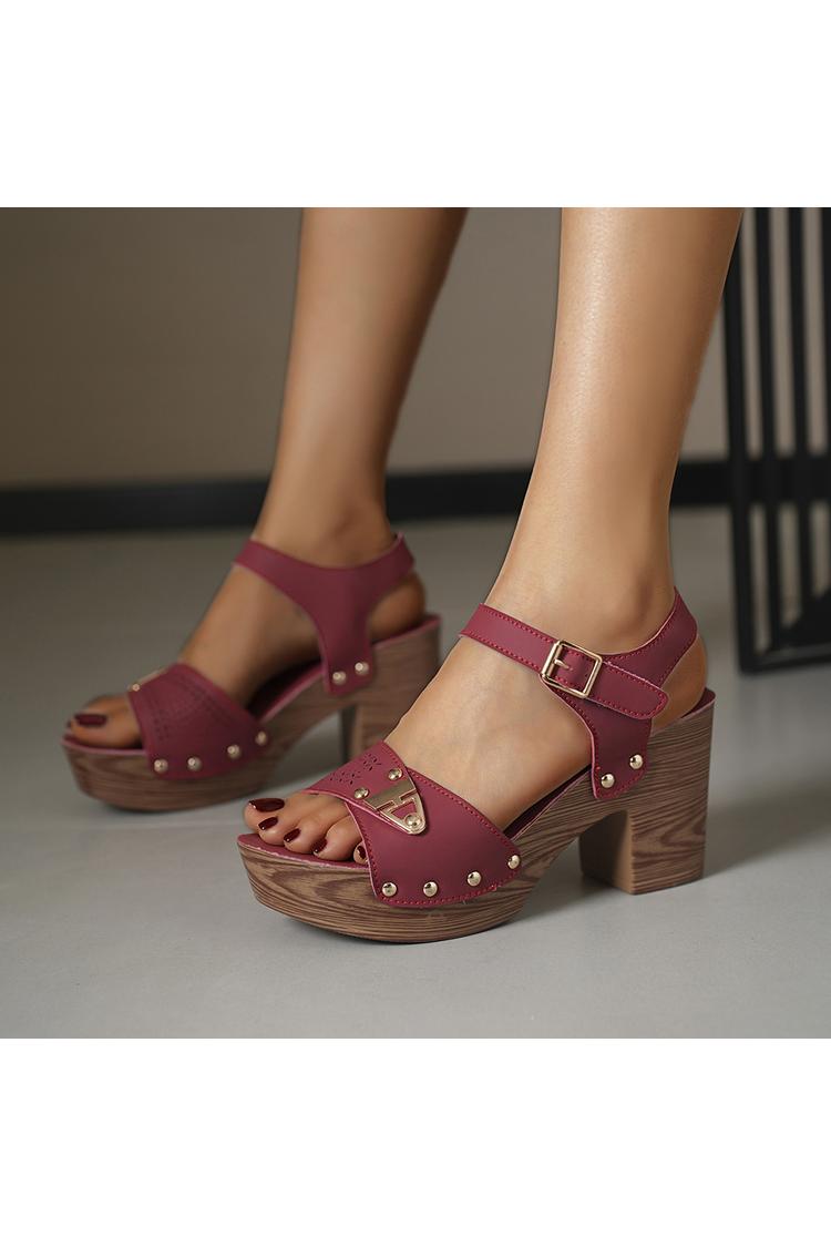 Sandali con tacco casual, con punta tonda e traforata, decorati con borchie in metallo