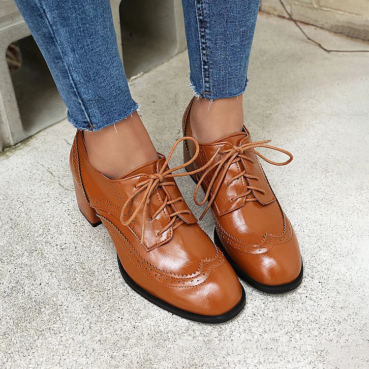 Oxford Brogues com atacadores, biqueira redonda, salto grosso, bloco de cores em patchwork