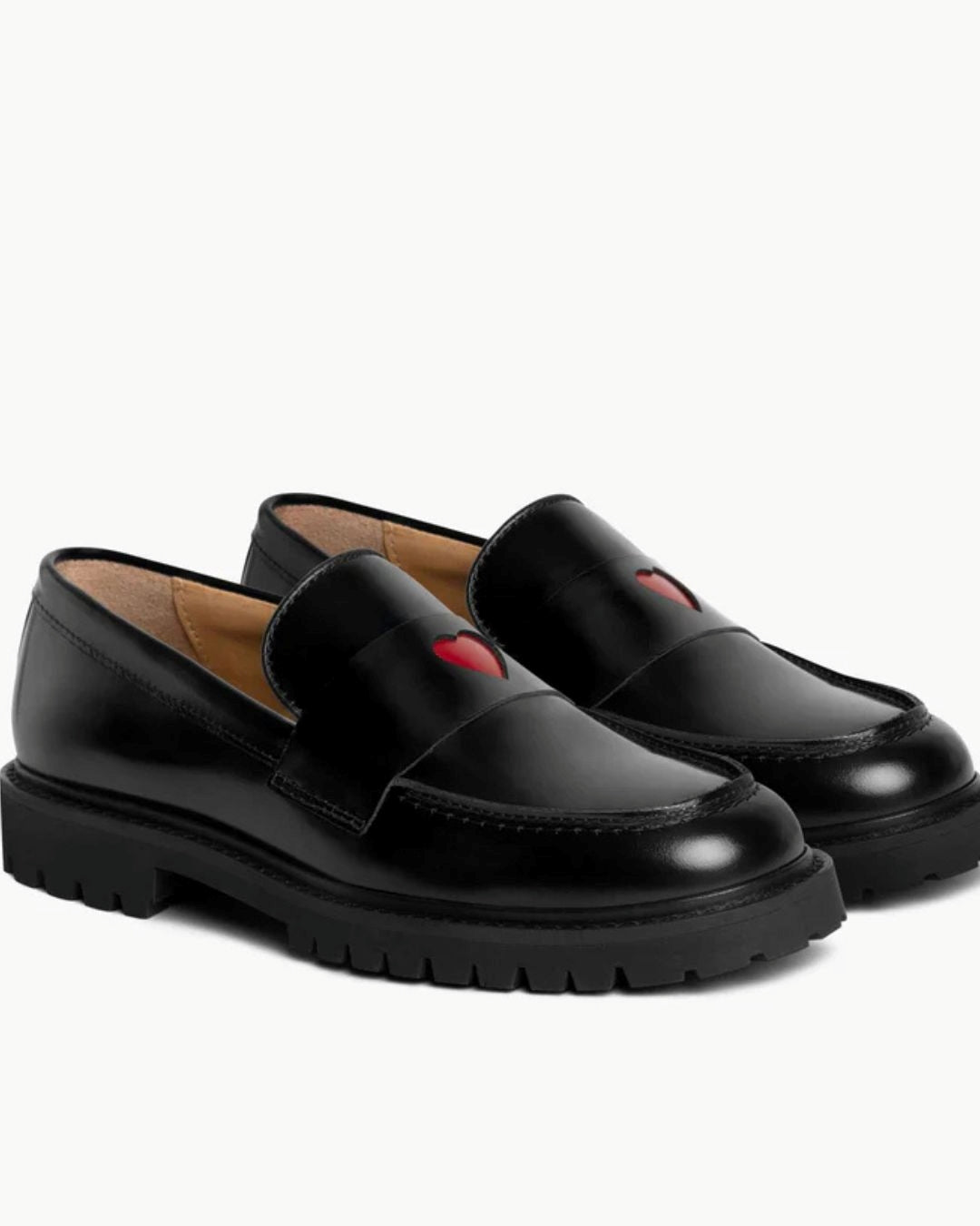 Schwarze Loafers mit Lackfinish, rotem Herz-Patchwork und Plateausohle [Vorbestellung]
