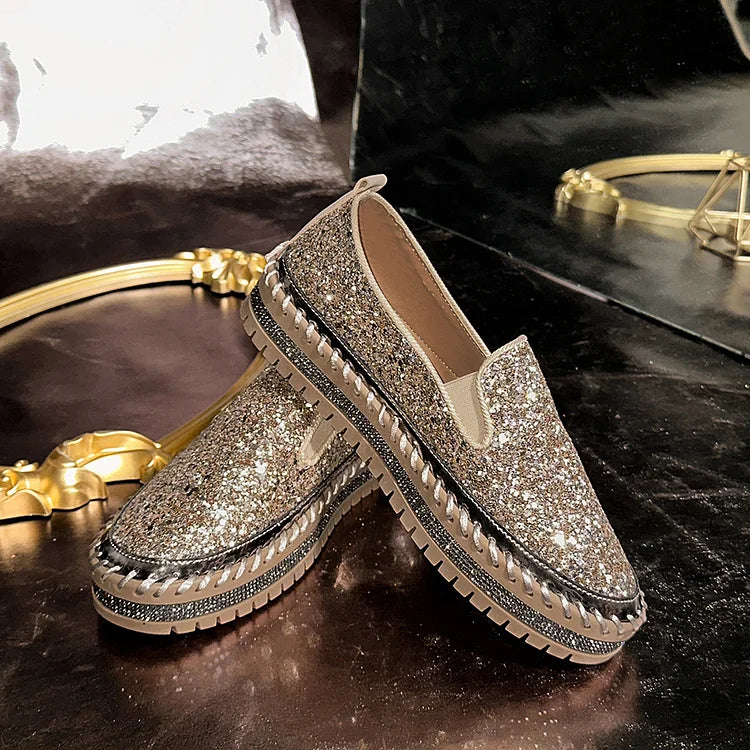 Błyszczące mokasyny na co dzień z okrągłym noskiem i detalem przeszyć