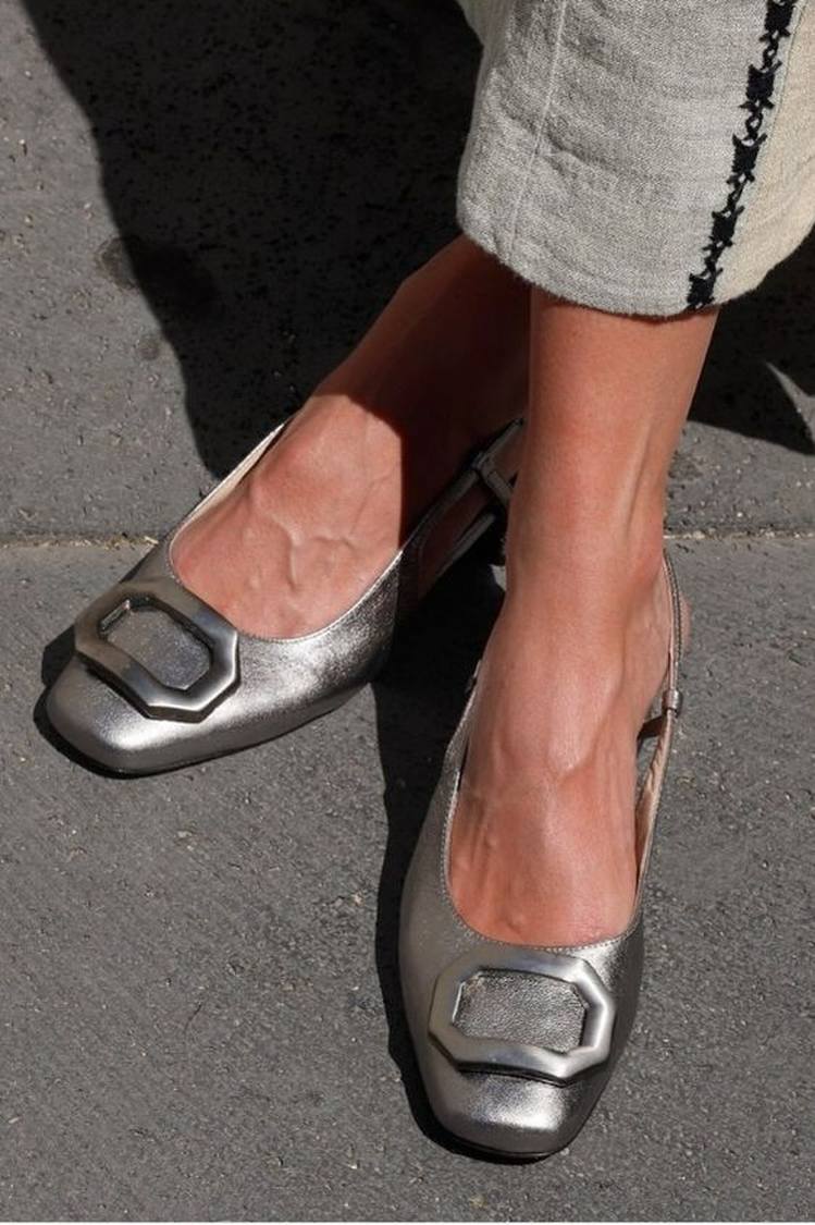 Kwadratowe baleriny z ostro zakończonym noskiem i klamrą [Przedsprzedaż]