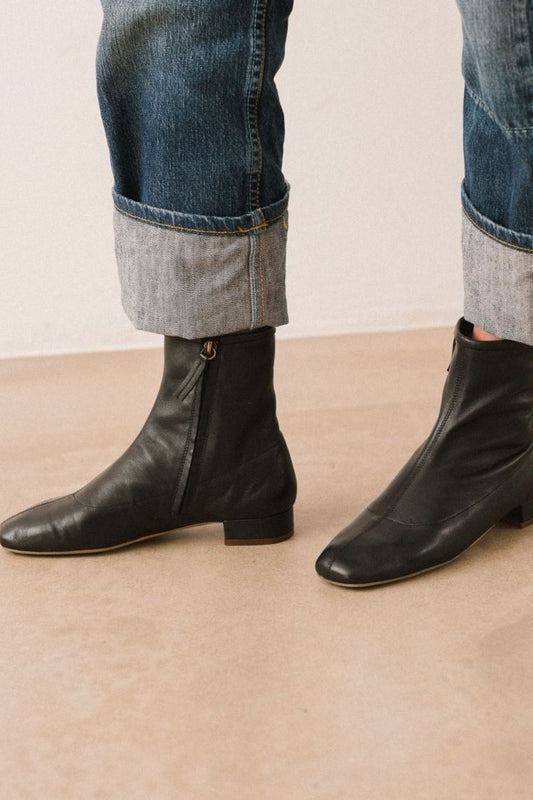 Botas de Tornozelo Clássicas em Pele Preta com Biqueira Quadrada [Pré-Encomenda]