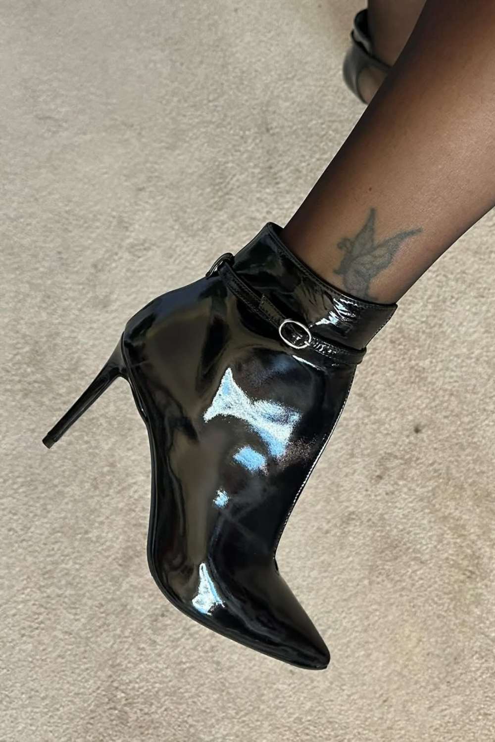 Glänzende schwarze spitze Stiletto-Stiefeletten [Vorbestellung]