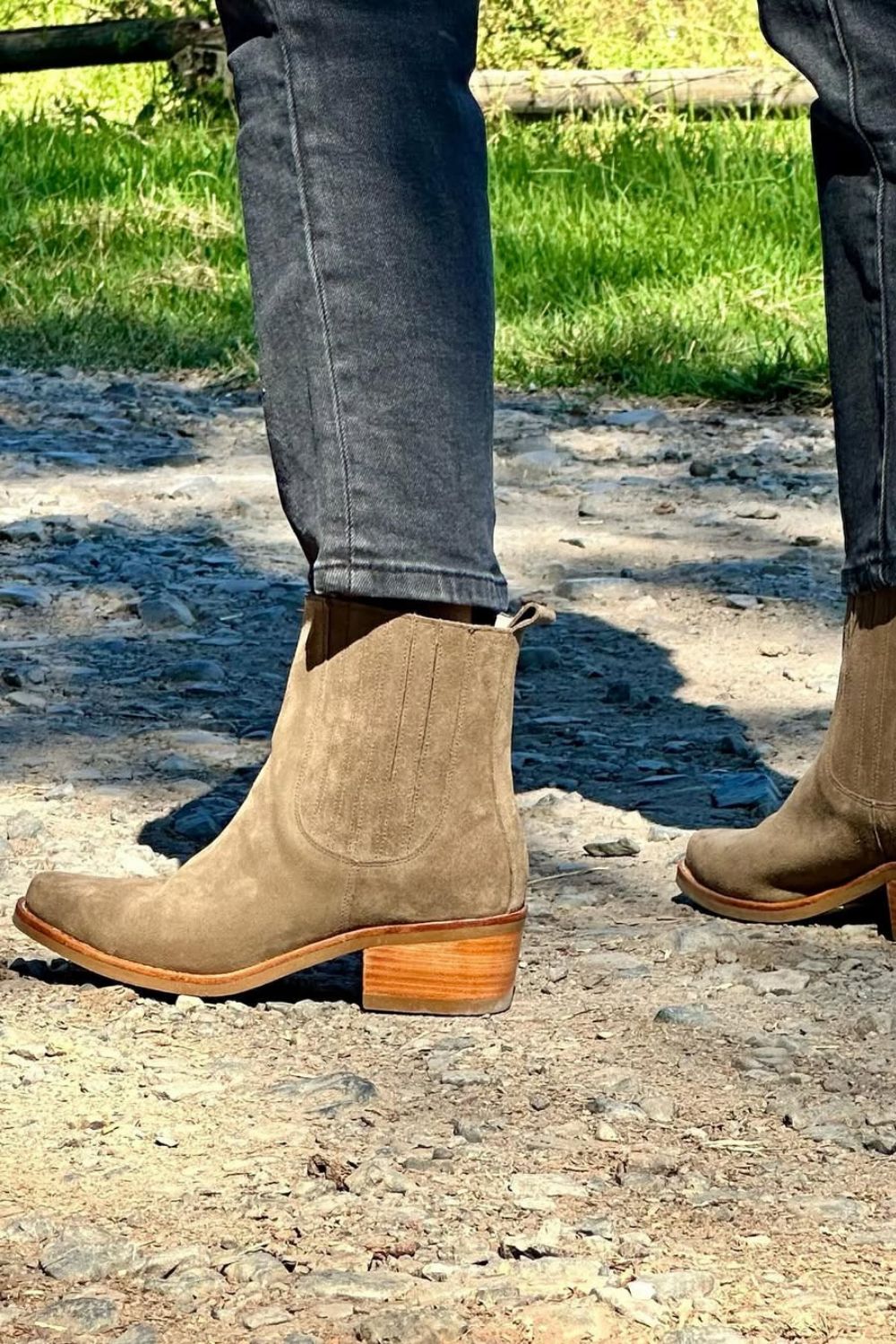 Eleganti stivaletti western in pelle scamosciata color talpa [Pre-ordine]