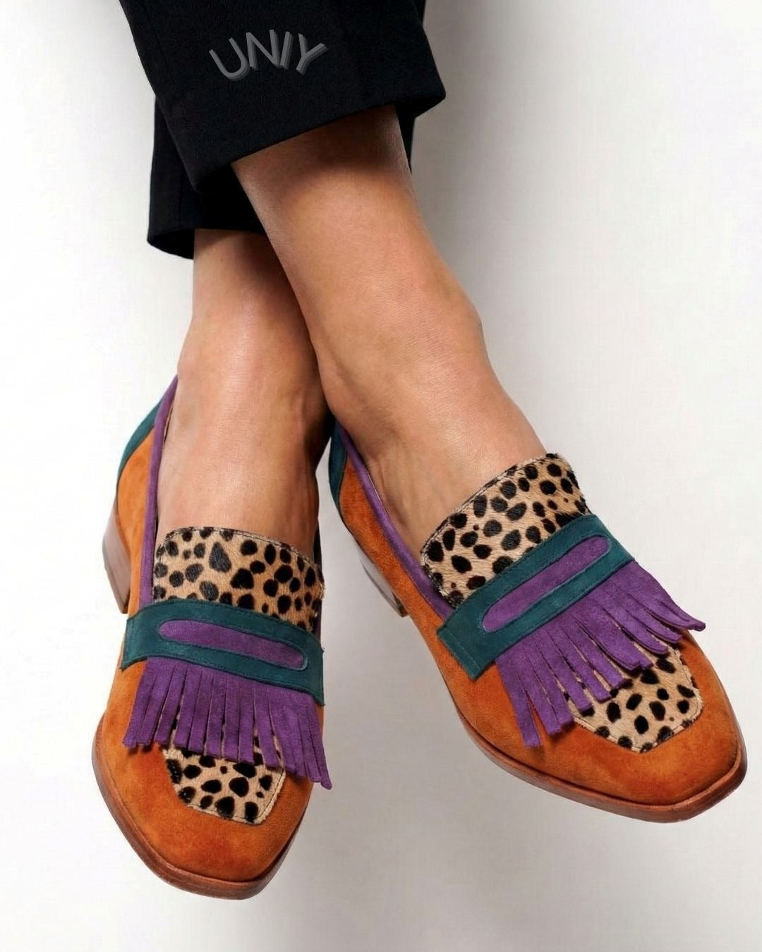 Fargerike vintage loafers i flekkete leopardmønster med kunstig semsket skinn