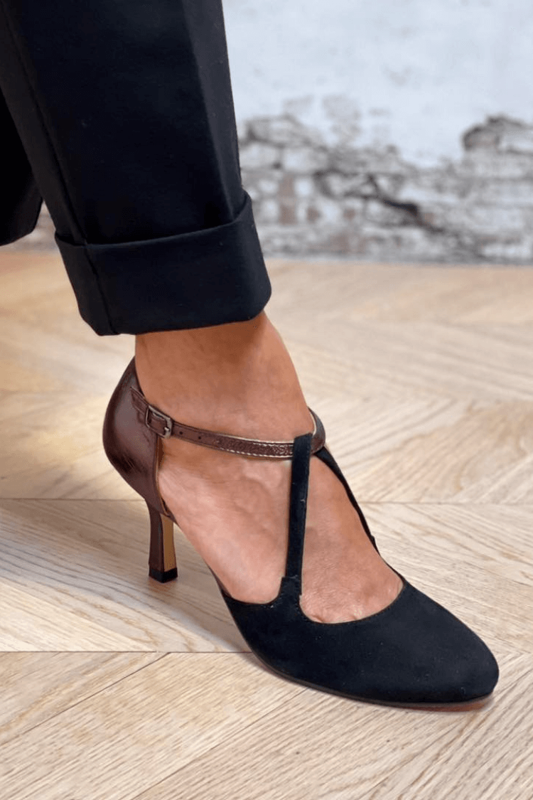 Scarpe con tacco a mandorla e cinturino a T in pelle di velluto a contrasto [Pre-ordine]