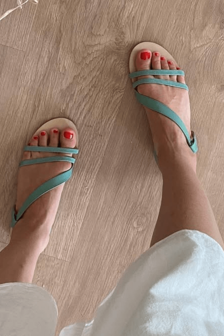 Sandali bassi minimal in similpelle con doppio cinturino [Pre-ordine]