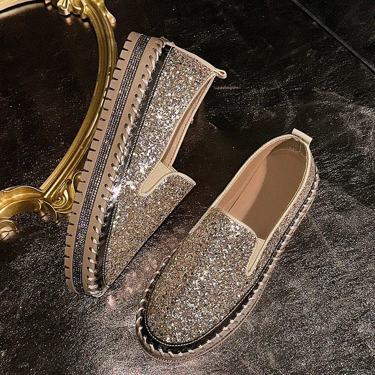 Błyszczące mokasyny na co dzień z okrągłym noskiem i detalem przeszyć