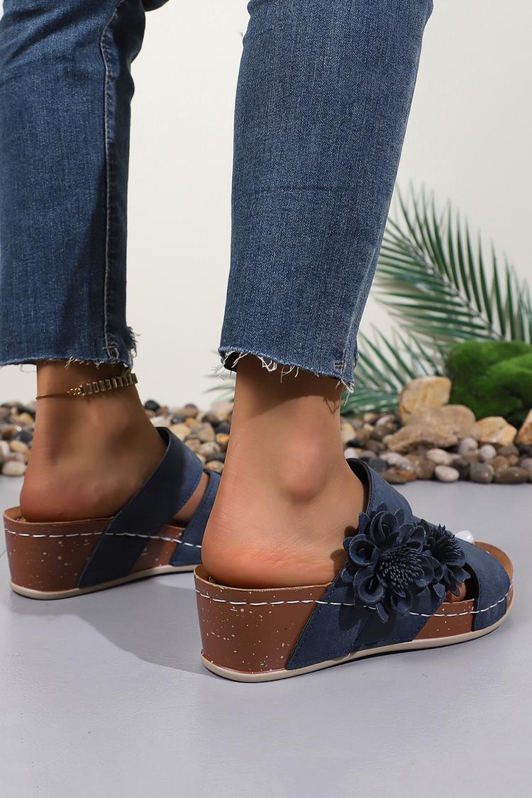 Pantuflas informales de cuña con punta redonda y tiras cruzadas con decoración de flores en 3D