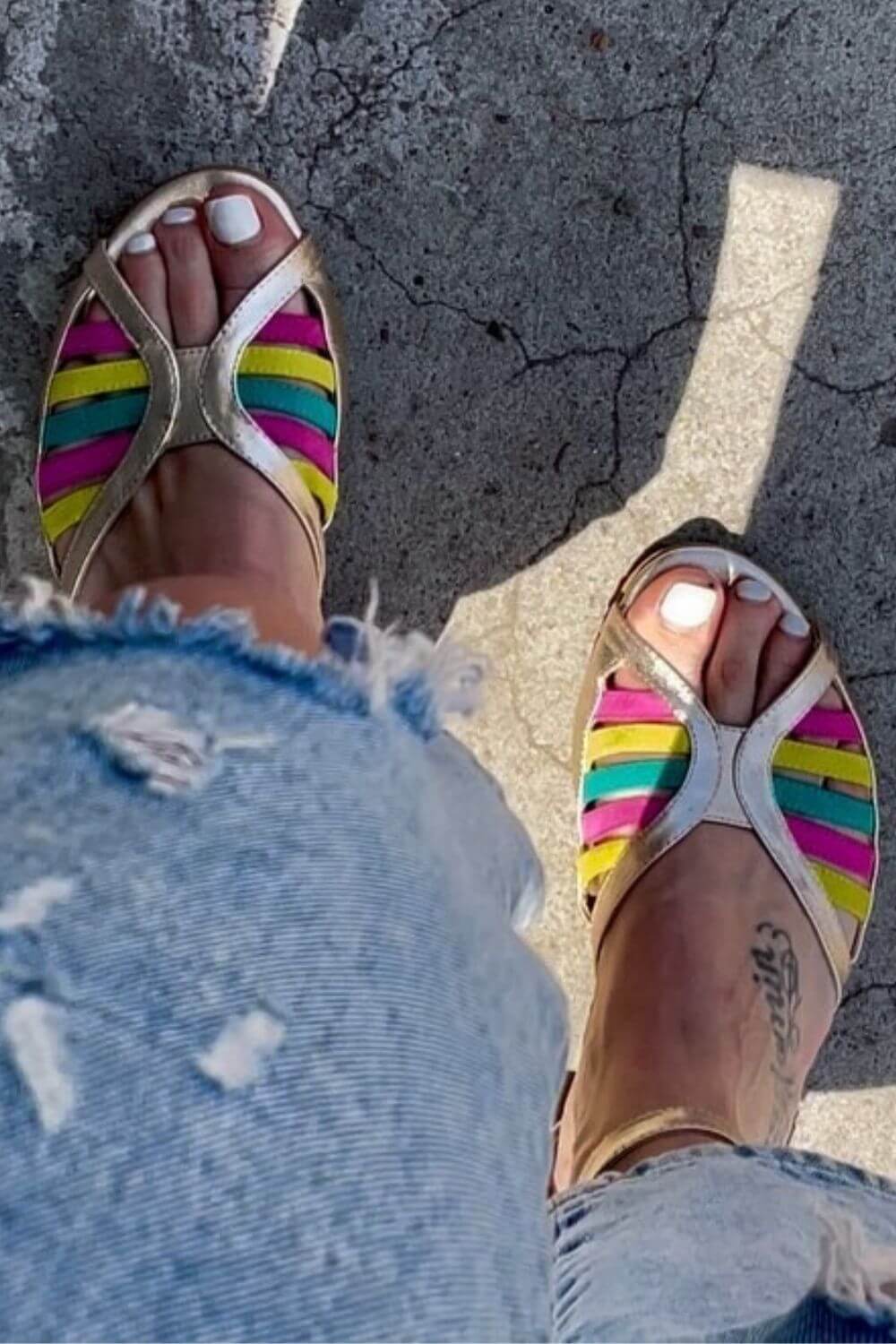 Sandali metallizzati con cinturino a T e strisce arcobaleno in similpelle [Pre-ordine]