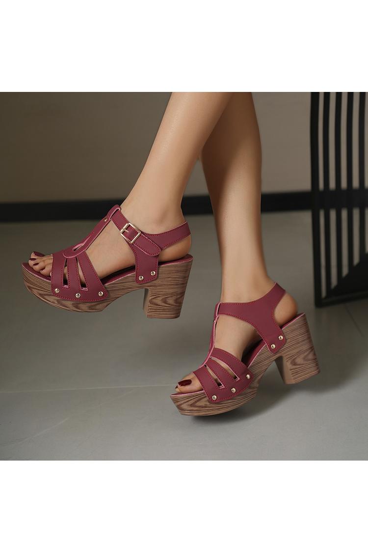 Sandali con tacco a punta tonda, decorati con borchie metalliche traforate, tinta unita