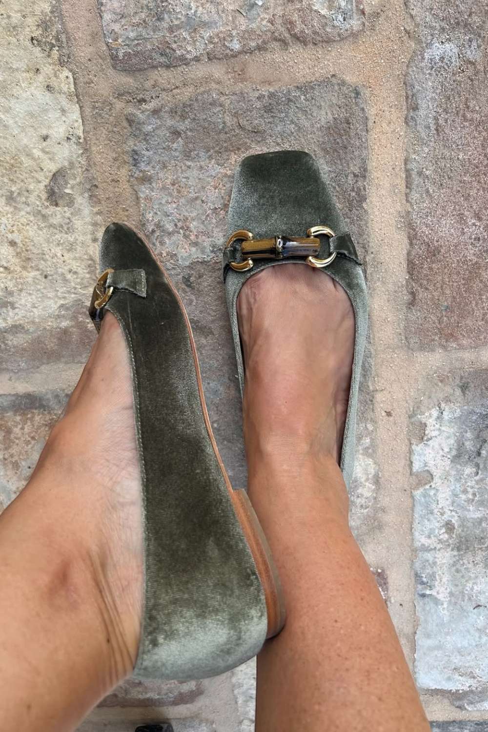 Ballerine con punta quadrata e catena in velluto verde oro [Pre-ordine]