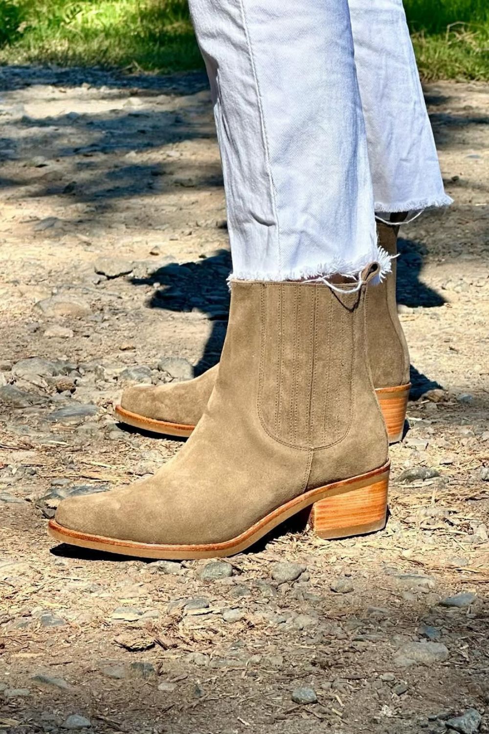 Eleganti stivaletti western in pelle scamosciata color talpa [Pre-ordine]