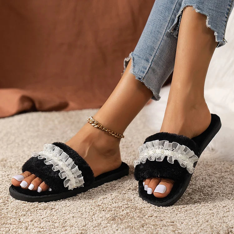 Pantuflas de tul plisado con punta abierta y esponjosas con decoración de perlas 