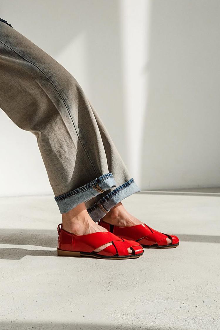 Sandali casual rossi con punta quadrata traforata e tinta unita [Pre-ordine]