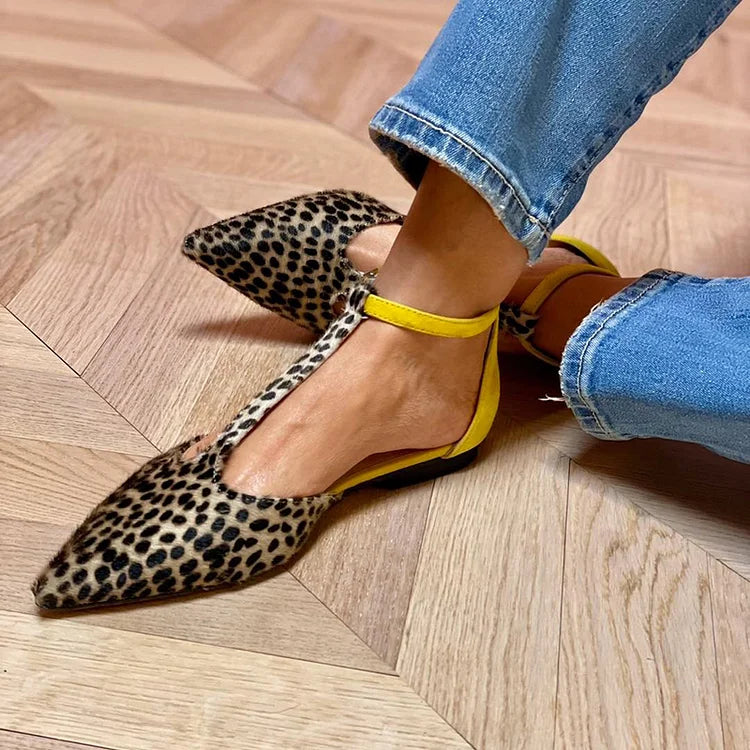 Zapatos planos casuales con estampado de leopardo y tiras en los tobillos con hebilla y punta puntiaguda 