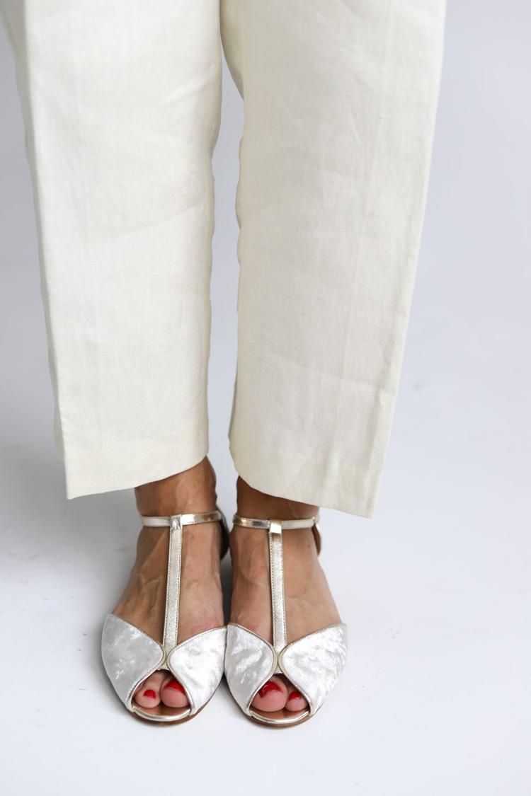 Sandalias peep toe con hebilla y tira en T con brillo metálico color marfil [Reserva] 