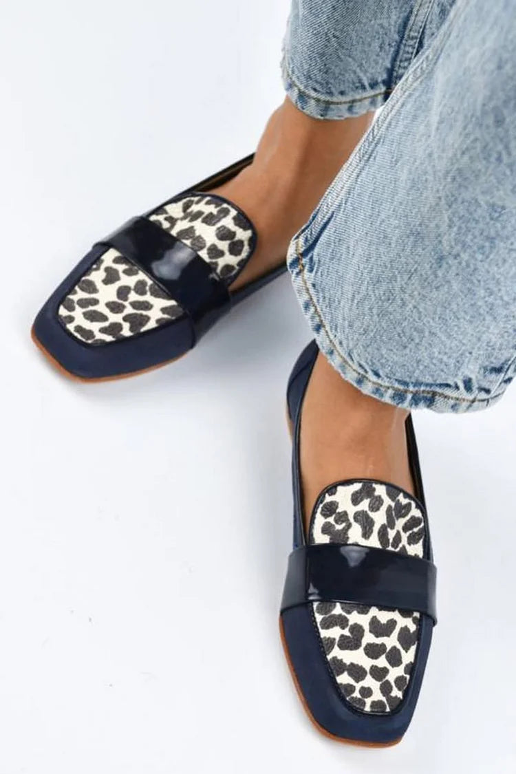 Mokasyny w granatowym kolorze z kwadratowym noskiem i wzorem zwierzęcym [Przedsprzedaż]