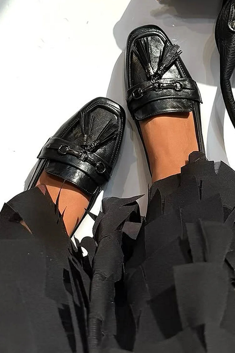 Czarny mokasyn z kwadratowym noskiem, niskim stanem, ozdobą z frędzli i klamrą [Przedsprzedaż]