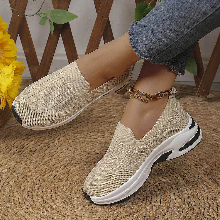 Scarpe casual da ginnastica con zeppa, punta rotonda, in maglia tinta unita