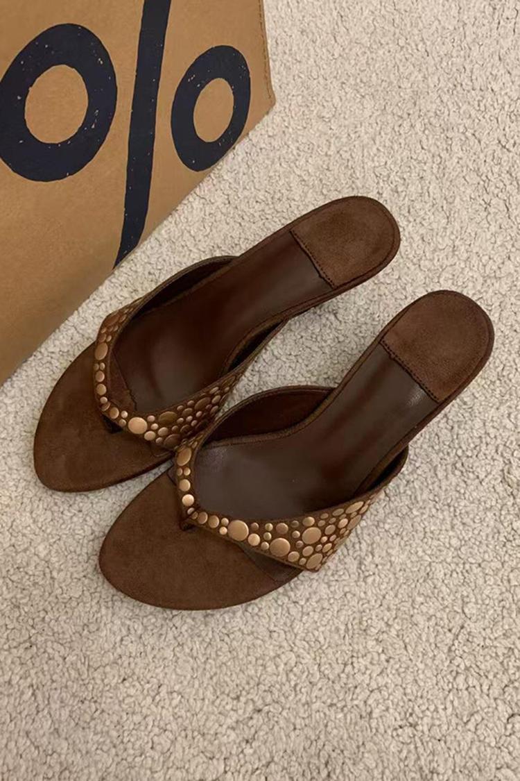 Infradito con tacco a gattino e decorazioni a rivetto retrò - Marrone 