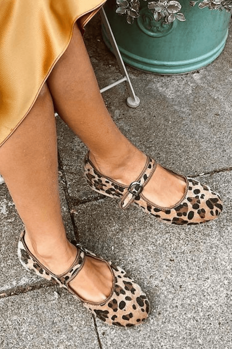 Ballerine con punta tonda e doppia cinghia in finta pelle scamosciata con stampa leopardata [Pre Order]