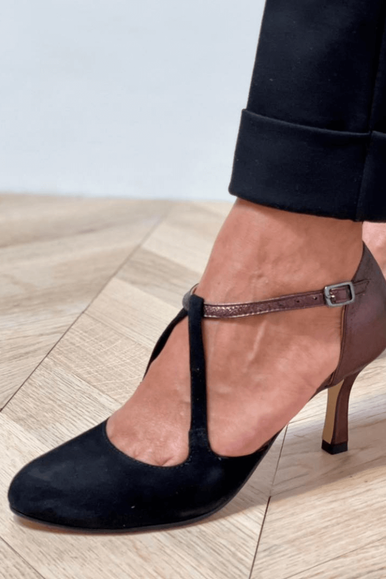 Scarpe con tacco a mandorla e cinturino a T in pelle di velluto a contrasto [Pre-ordine]