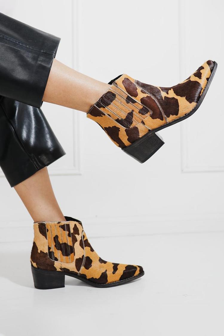 Botas Castanhas de Cano Curto com Estampa de Vaca, Bico Apontado e Salto Baixo em Bloco [Pré-Encomenda]