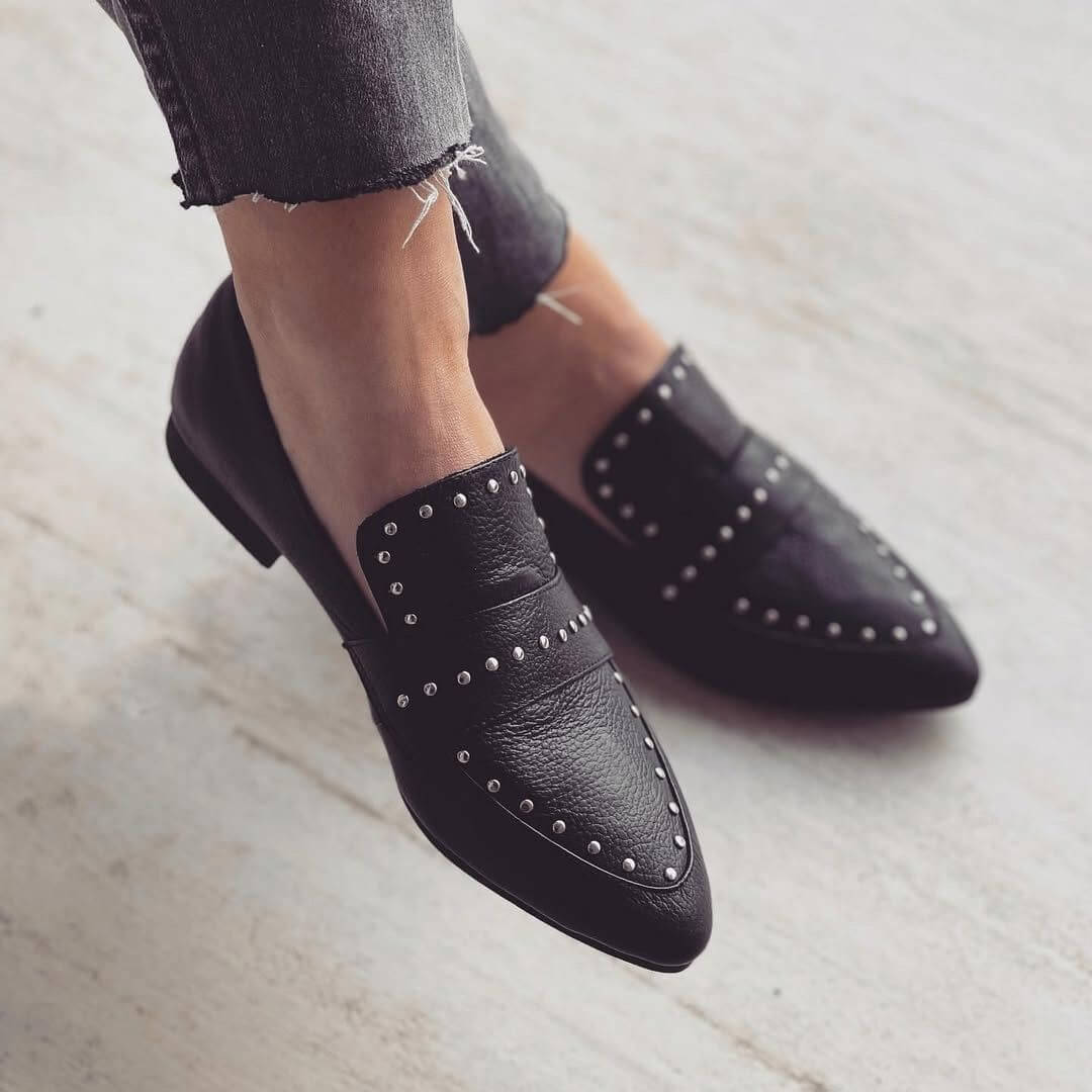 Ballerine a punta in similpelle con borchie [Pre-ordine]