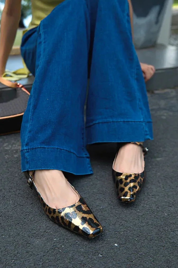 Scarpe con tacco a gattino, punta quadrata, cinturino sul collo del piede con stampa leopardata e fibbia 