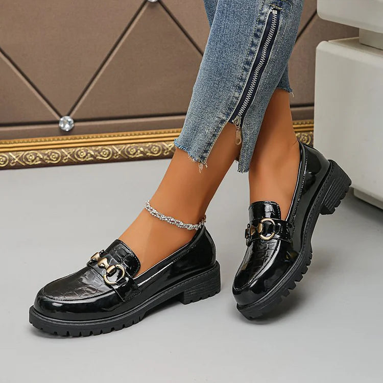 Casualowe mokasyny z okrągłym noskiem, ozdobą w postaci metalowej klamry i wzorem krokodyla