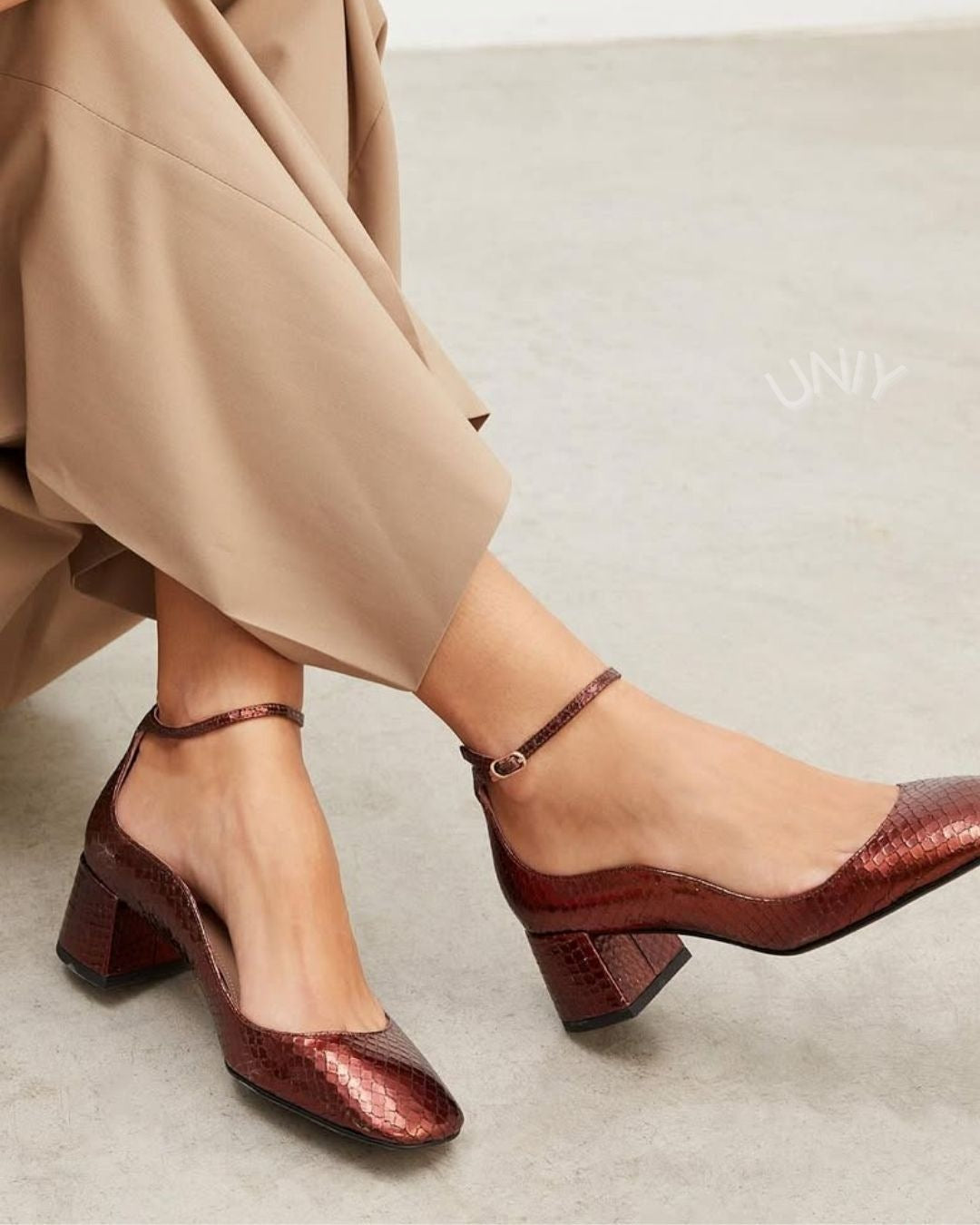 Zapatos de tacón de bloque con tira al tobillo y punta cuadrada, estampado de serpiente en relieve, color burdeos [Preventa]