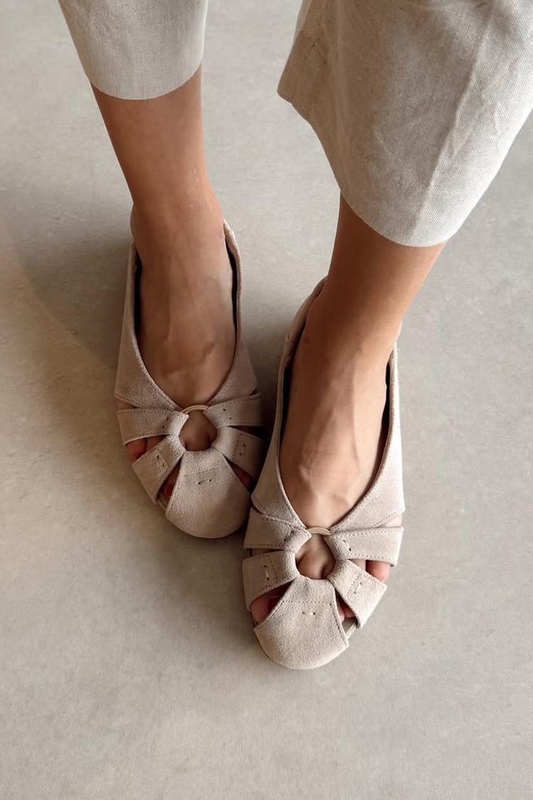 Sandali beige con punta tonda e fori a O in tinta unita [Pre-ordine]