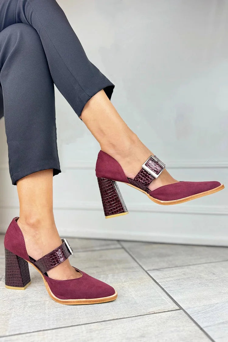 Scarpe con tacco spesso bordeaux, con cinturino e fibbia stampati a coccodrillo e punta affilata [Pre-ordine]