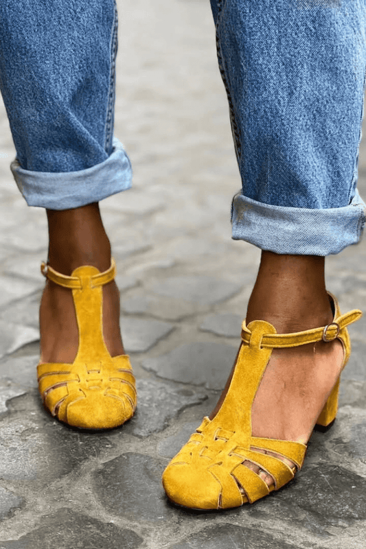 Saltos grossos com tiras, biqueira fechada e recortes em pele sintética