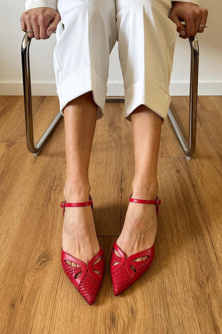 Sapatilhas Vermelhas com Biqueira Apontada e Fivela de Tira no Tornozelo Vazadas