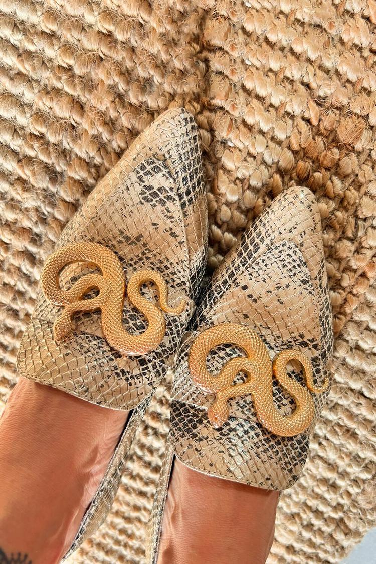 Mocassini a punta con stampa serpente e decorazioni in metallo [Pre-ordine]