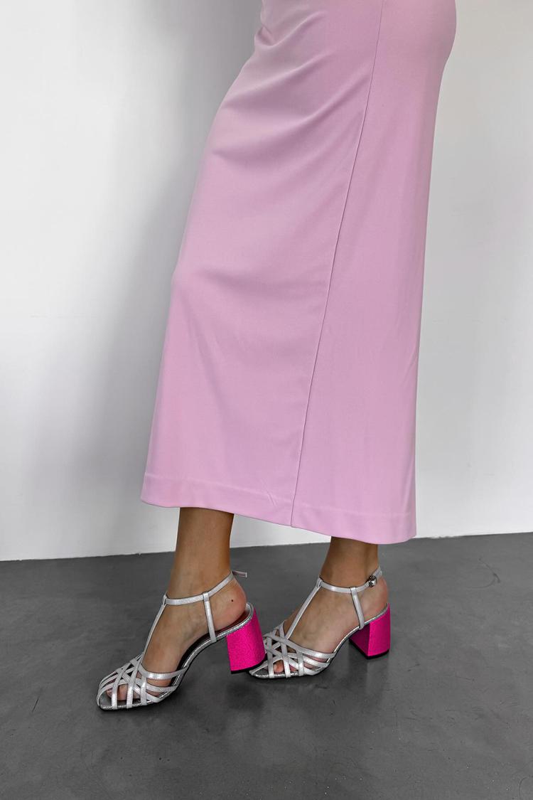 Scarpe con tacco grosso color argento, punta quadrata traforata e cinturino a T [Pre-ordine]