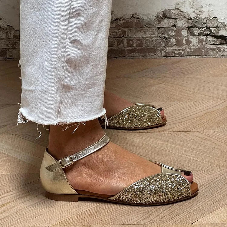 Sandalias doradas con hebilla y correa en el tobillo con retazos y peep toe con purpurina 