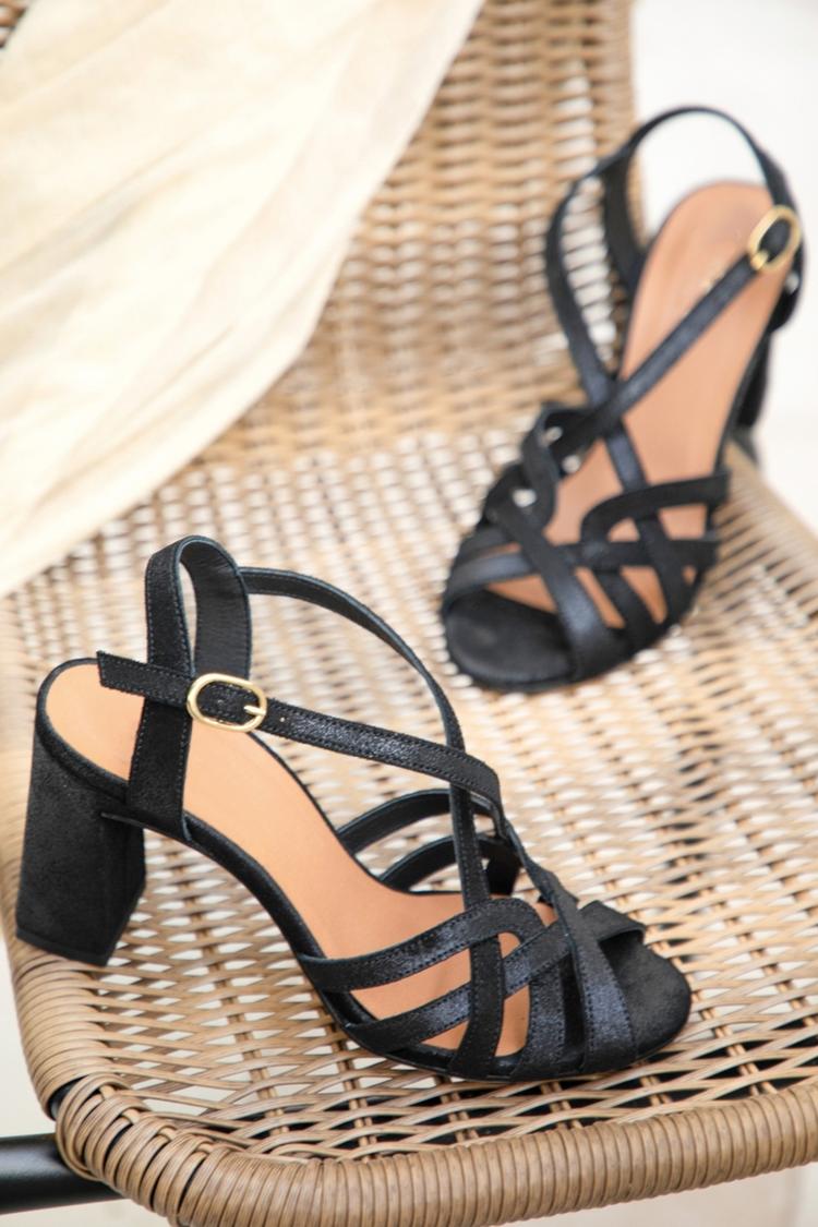 Scarpe con tacco grosso nere con cinturino incrociato e fibbia a punta aperta [Pre-ordine]