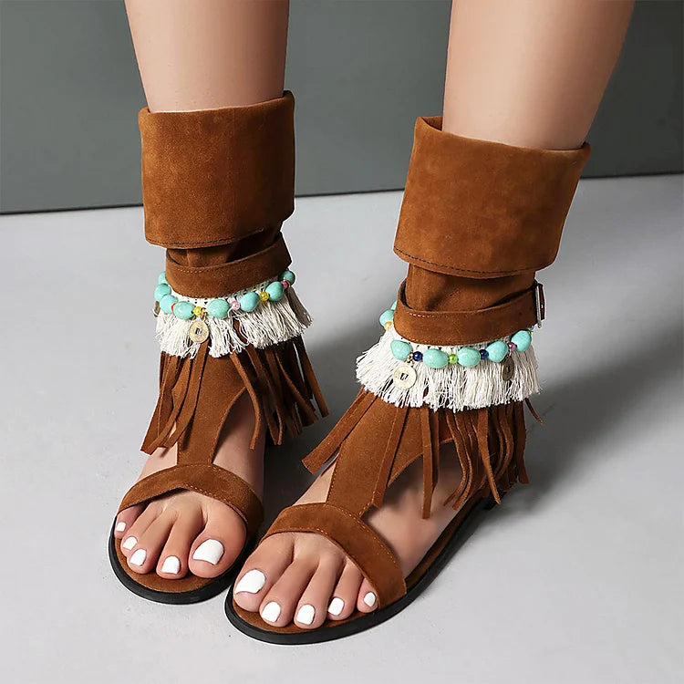 Koronkowe sandały na wysokiej platformie z odkrytymi palcami, ozdobione koralikami, kolorowymi blokami i frędzlami, z wiązaniem i cholewką typu botki