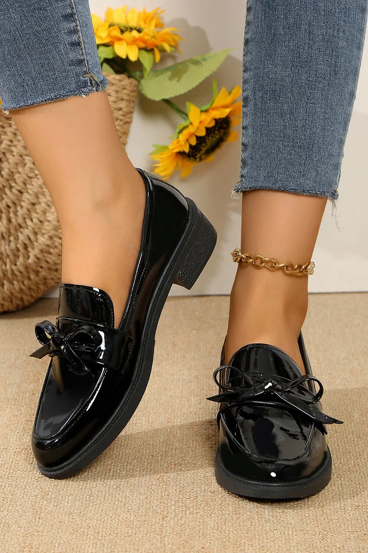 Mocassini con tacco basso e punta tonda, decorati con patchwork in tinta unita e fiocco