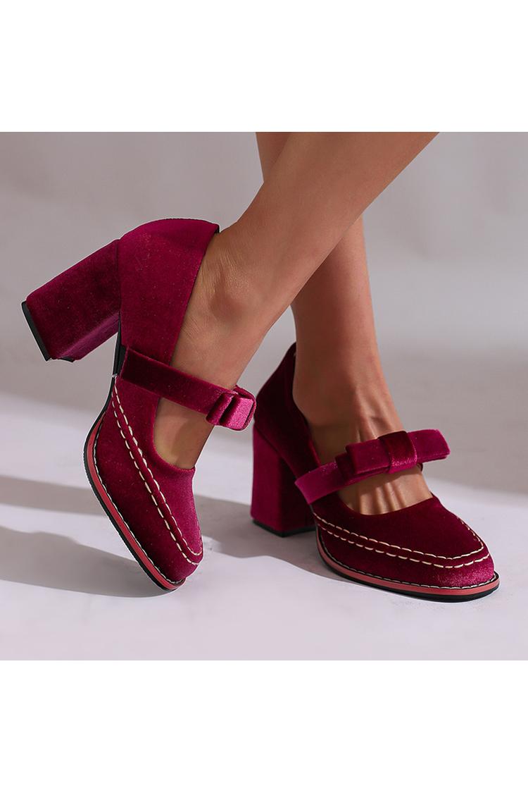 Punta tonda, tacco grosso, cinturino sul collo del piede, dettagli cuciti, fiocco decorativo 