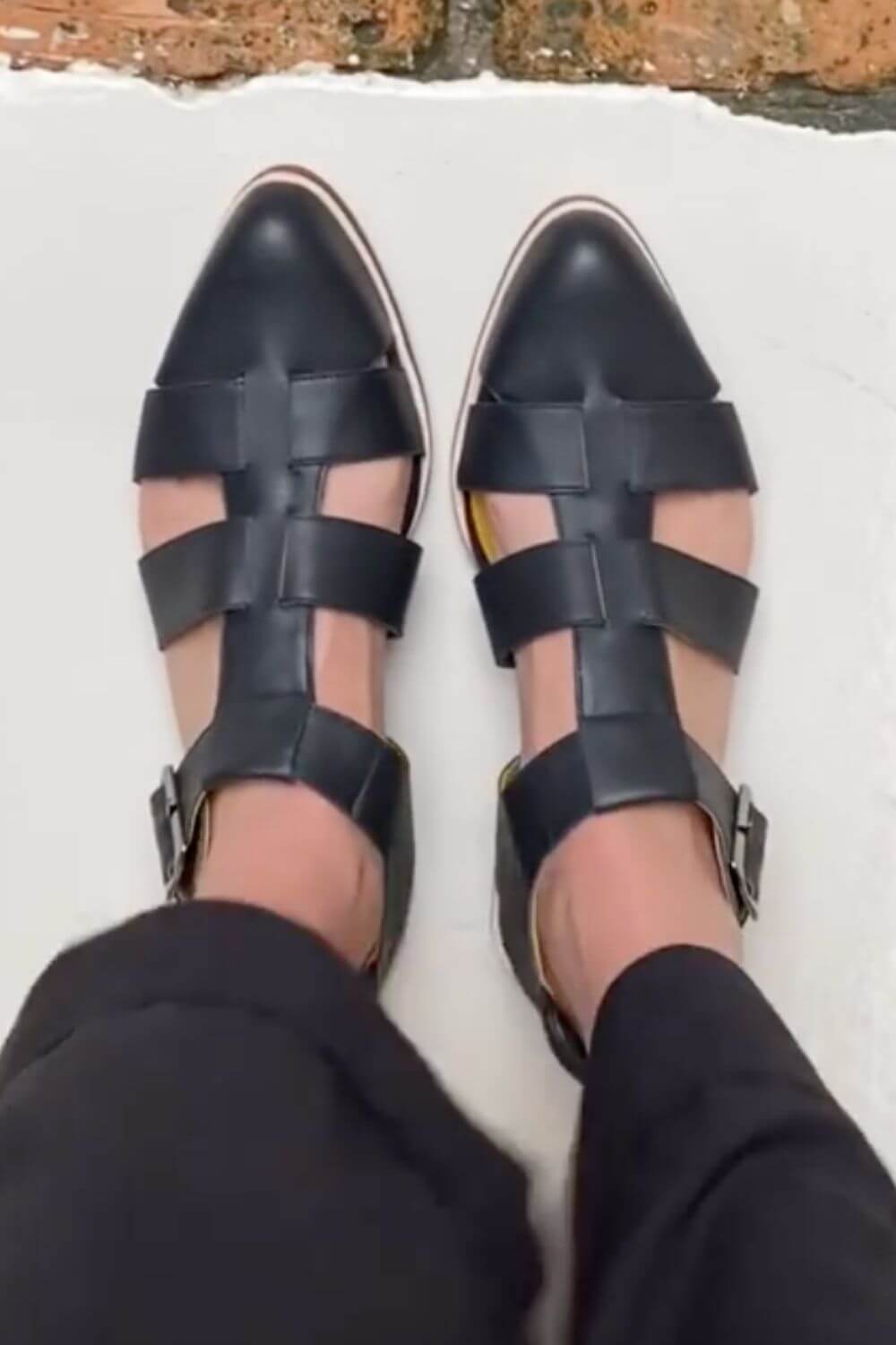 Flache, geschlossene, spitze Zehenpartien mit ausgehöhltem Kreuzriemen