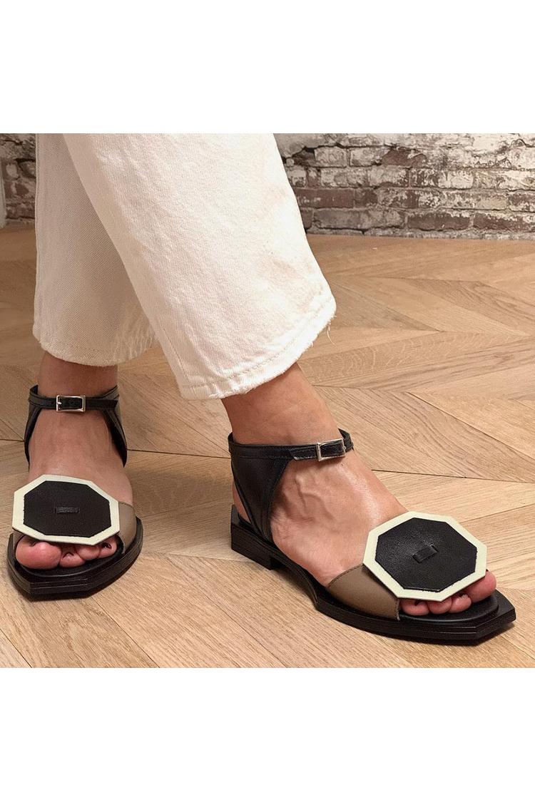 Sandali neri con punta quadrata, cinturino alla caviglia e fibbia con decorazioni geometriche [Pre-ordine]